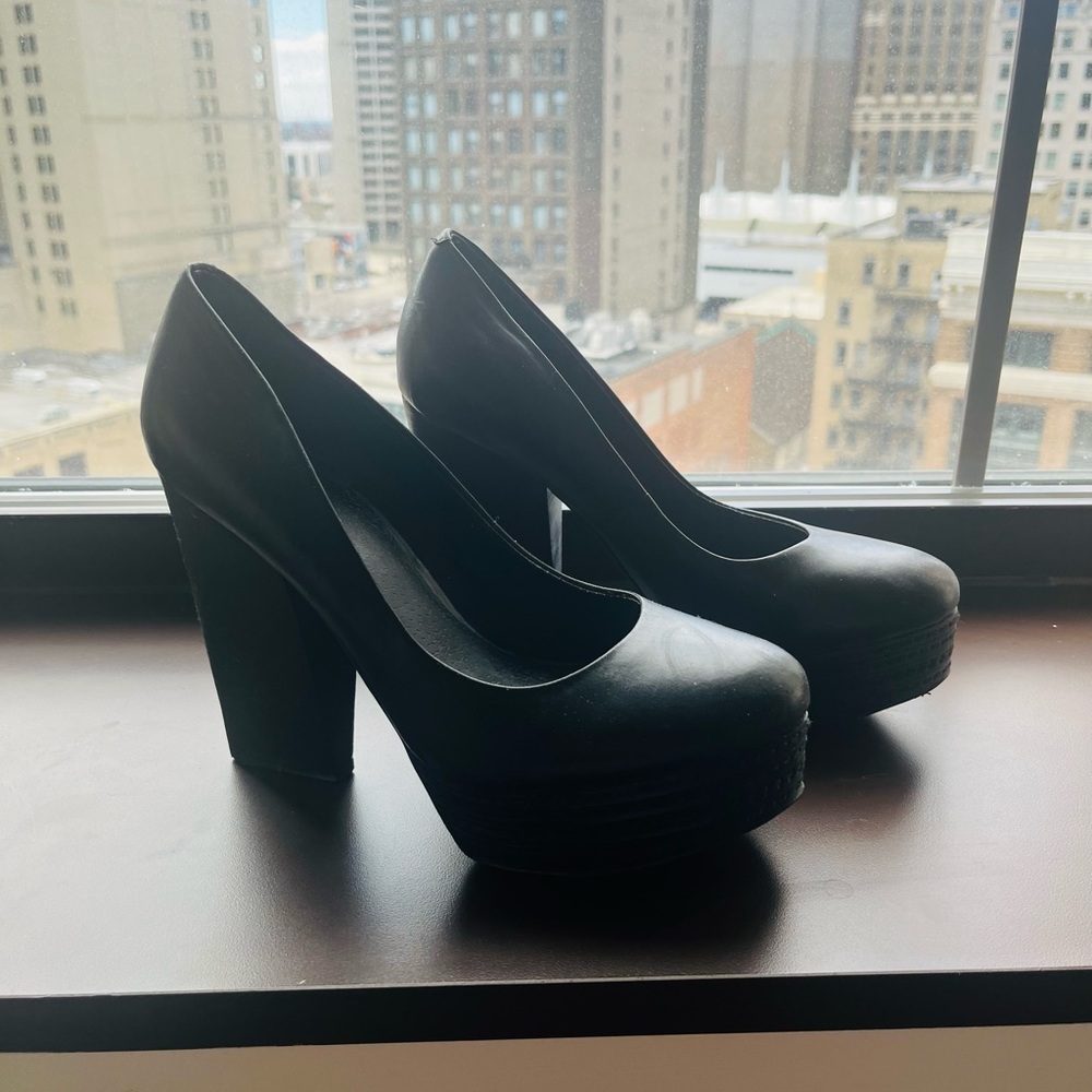 Sleek Black Platform Heels with Chunky Block Heel